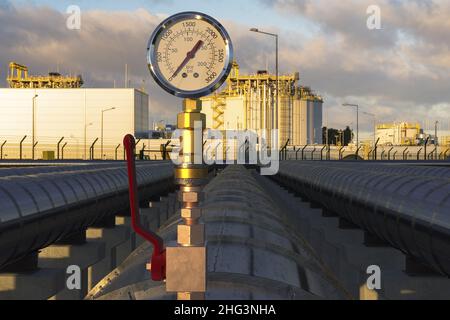 Il manometro mostra una mancanza di pressione e di flusso nell'impianto a gas Foto Stock