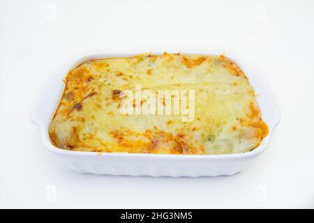 lasagne di salmone in un piatto su sfondo bianco Foto Stock