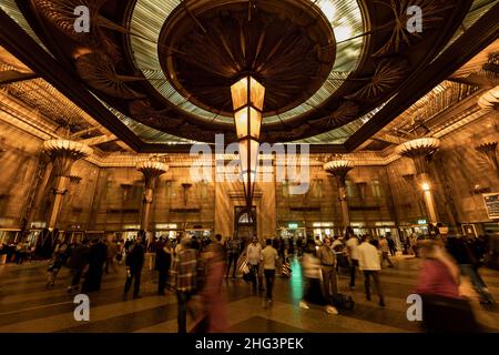 CAIRO, EGITTO - 13 NOVEMBRE 2018: Interno della stazione ferroviaria di Ramses al Cairo Foto Stock