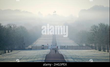 I corridori e gli escursionisti si avvalgono del Long Walk vicino al Castello di Windsor, Berkshire, mentre il paese si sveglia dopo una notte quando le temperature sono nuovamente calate sotto il gelo. Data foto: Martedì 18 gennaio 2022. Foto Stock