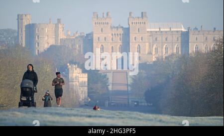 I corridori e gli escursionisti si avvalgono del Long Walk vicino al Castello di Windsor, Berkshire, mentre il paese si sveglia dopo una notte quando le temperature sono nuovamente calate sotto il gelo. Data foto: Martedì 18 gennaio 2022. Foto Stock