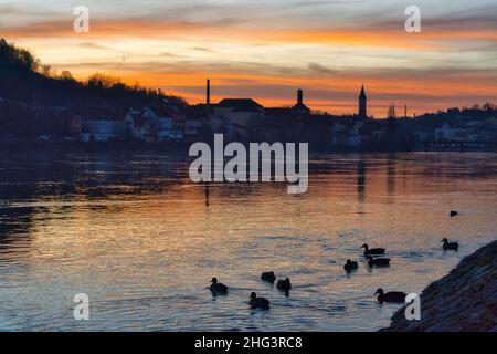 Paesaggio con la città di Passau, Germania, Baviera. Tramonto sulla locanda con anatre Foto Stock