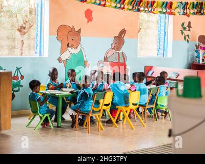 Senegal, Africa - Gennaio 2019: Bambini africani che indossano l'uniforme durante le attività scolastiche. Senegal Africa. Foto Stock