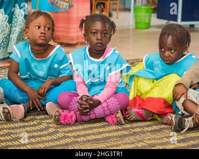 Senegal, Africa - Gennaio 2019: Bambini africani che indossano l'uniforme durante le attività scolastiche. Senegal Africa. Foto Stock