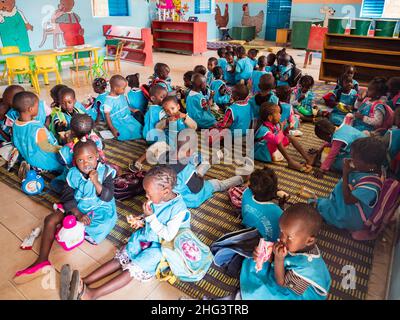 Senegal, Africa - Gennaio 2019: Bambini africani che indossano l'uniforme durante le attività scolastiche. Senegal Africa. Foto Stock