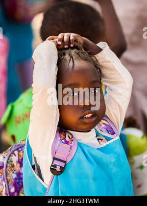 Senegal, Africa - Gennaio 2019: Ritratto di una piccola ragazza nera nella divisa della scuola. Senegal Africa. Foto Stock