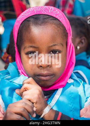 Senegal, Africa - Gennaio 2019: Ritratto di una piccola ragazza nera nella divisa della scuola. Senegal Africa. Foto Stock