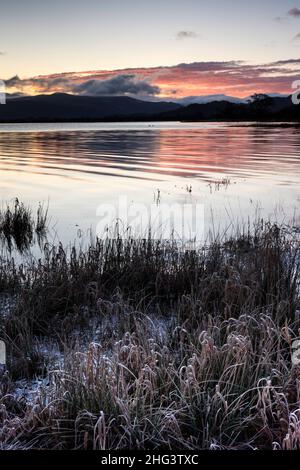 Cielo rosso all'alba sul lago Bassenthwaite, Lake District, Cumbria, Inghilterra Foto Stock