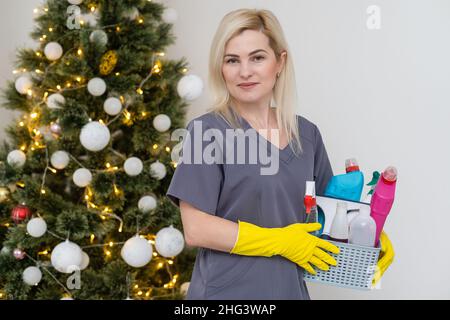 Pulizia professionale generale prima di Natale. Disinfezione spray Foto Stock