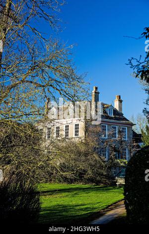 La Vecchia canonica alla Chiesa Parrocchiale di St Mary the Virgin, Buscot, Oxfordshire, Regno Unito in una giornata invernale luminosa e soleggiata con cielo blu senza nuvole. Foto Stock