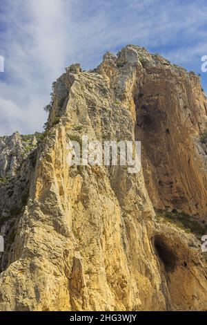 Caverne e roccia ripiegata lungo il sentiero del Re nelle vicinanze di Ardales Foto Stock