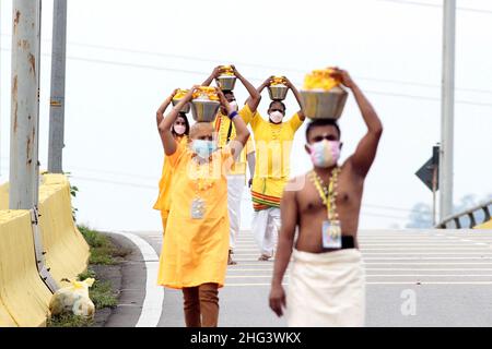 Gombak, Selangor, Malesia. 18th Jan 2022. I devoti e i visitatori indù hanno cominciato a riunarsi al Tempio della Swamy di Sri Subramaniar nelle grotte di Batu, desiderosi di compiere i loro voti e di offrire preghiere il 18 gennaio 2022.Most sono stati visti portare il Paal Koodam, una pentola di latte, sulle loro teste, Quali contenuti verrebbero sulla statua di Lord Murugan quando raggiungevano il tempio all'interno del complesso delle grotte come loro offerte a lui.Thaipusam di quest'anno è stato celebrato con moderazione sotto stretto Covid-19 SOP con meno di un quarto della folla solita essere presente.questo festival è dedicato a. Signore Mu Foto Stock