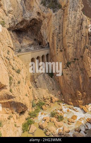 La ferrovia attraverso la gola di Guadalhorce che torreggia sul fiume, vista dal sentiero del Re Foto Stock