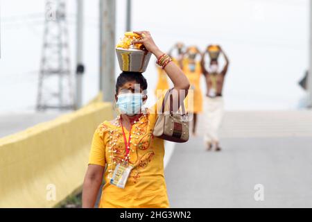 Gombak, Selangor, Malesia. 18th Jan 2022. I devoti e i visitatori indù hanno cominciato a riunarsi al Tempio della Swamy di Sri Subramaniar nelle grotte di Batu, desiderosi di compiere i loro voti e di offrire preghiere il 18 gennaio 2022.Most sono stati visti portare il Paal Koodam, una pentola di latte, sulle loro teste, Quali contenuti verrebbero sulla statua di Lord Murugan quando raggiungevano il tempio all'interno del complesso delle grotte come loro offerte a lui.Thaipusam di quest'anno è stato celebrato con moderazione sotto stretto Covid-19 SOP con meno di un quarto della folla solita essere presente.questo festival è dedicato a. Signore Mu Foto Stock