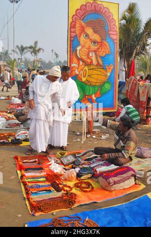 venditore di strada a ganga sagar mela west bengala Foto Stock