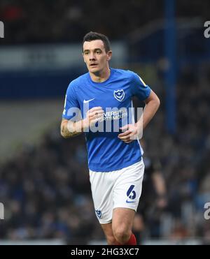 Shaun Williams di Portsmouth durante la prima partita della Sky Bet League tra Portsmouth e Milton Keynes Dons a Fratton Park , Portsmouth, Regno Unito - 15th Gennaio 2022 - solo per uso editoriale. Nessun merchandising. Per le immagini Football si applicano restrizioni fa e Premier League inc. Nessun utilizzo di Internet/cellulare senza licenza FAPL - per i dettagli contattare Football Dataco Foto Stock