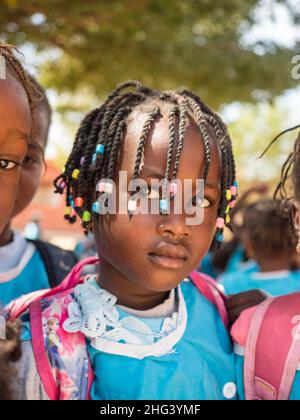 Senegal, Africa - Gennaio 2019: Ritratto di una piccola ragazza nera nella divisa della scuola. Senegal Africa. Foto Stock