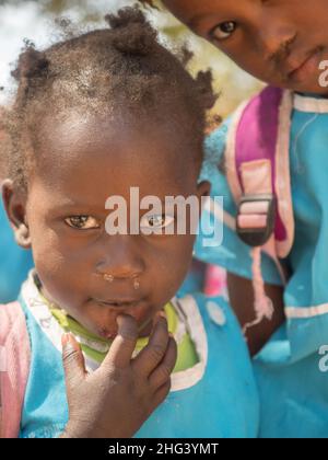 Senegal, Africa - Gennaio 2019: Ritratto di una piccola ragazza nera nella divisa della scuola. Senegal Africa. Foto Stock