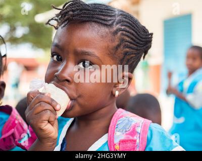 Senegal, Africa - Gennaio 2019: Ritratto di una piccola ragazza nera nella divisa della scuola. Senegal Africa. Foto Stock