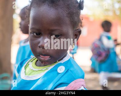 Senegal, Africa - Gennaio 2019: Ritratto di una piccola ragazza nera nella divisa della scuola. Senegal Africa. Foto Stock