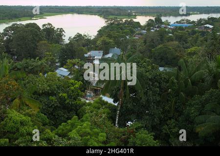 Vista del villaggio Puerto Narino sul fiume Amazonas in Colombia, Sud America dal punto di osservazione Mirador Napata Foto Stock