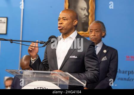 New York, Stati Uniti. 17th Jan 2022. Il sindaco di New York Eric Adams parla durante un evento Martin Luther King Jr. Day ad Harlem, New York. Credit: SOPA Images Limited/Alamy Live News Foto Stock