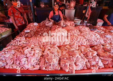 Bangkok, Tailandia. 18th Jan 2022. Un venditore di pollo attende i clienti in un mercato a Bangkok. Il Dipartimento per lo sviluppo del bestiame sta tenendo sotto stretto controllo la diffusione dell'influenza aviaria H5N6 dopo che l'Organizzazione Mondiale della Sanità ha avvertito di un possibile focolaio in seguito a recenti casi di infezione in Cina. (Foto di Adisorn Chabsungnoen/SOPA Images/Sipa USA) Credit: Sipa USA/Alamy Live News Foto Stock