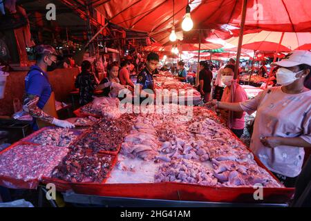 Bangkok, Tailandia. 18th Jan 2022. Un cliente acquista il pollo in un mercato Khlong Toei a Bangkok. Il Dipartimento per lo sviluppo del bestiame sta tenendo sotto stretta osservazione la diffusione dell'influenza aviaria H5N6 dopo che l'Organizzazione Mondiale della Sanità ha avvertito di un possibile focolaio in seguito a recenti casi di infezione in Cina. (Foto di Adisorn Chabsungnoen/SOPA Images/Sipa USA) Credit: Sipa USA/Alamy Live News Foto Stock