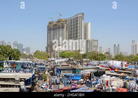 Vista dei moderni grattacieli di Mumbai City accanto al tradizionale Mahalaxmi Dhobi Ghat, la più grande lavanderia all'aperto di Mumbai, Maharashtra, India Foto Stock