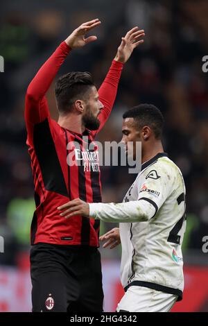 Milano, Italia. 17th Jan 2022. Olivier Giroud (AC Milan) gestures durante AC Milan vs Spezia Calcio, Serie italiana di calcio A match a Milano, Italy, January 17 2022 Credit: Independent Photo Agency/Alamy Live News Foto Stock