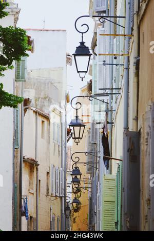Vecchie lampade di strada in una fila a le Panier, quartiere storico di Marsiglia, città del sud della Francia Foto Stock