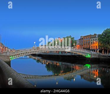Il famoso ponte Ha'Penny di Dublino che attraversa il fiume Liffey. Foto Stock