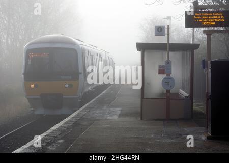 Un servizio di Chiltern Railways alla stazione ferroviaria di Bearley nella nebbia invernale, Warwickshire, Inghilterra, Regno Unito Foto Stock