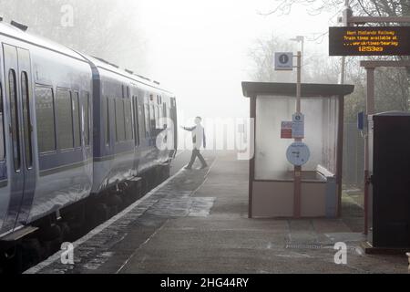 Un servizio di Chiltern Railways alla stazione ferroviaria di Bearley nella nebbia invernale, Warwickshire, Inghilterra, Regno Unito Foto Stock