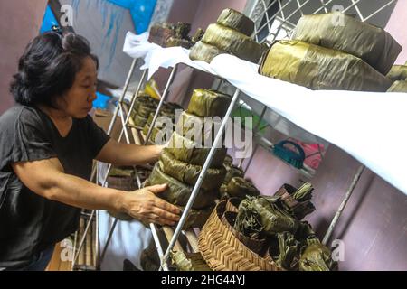 Pekerja memproduksi makanan khas imlek 'doll' atau kue keranjang untuk perayaan tahun Baru Imlek di Bogor, Jawa Barat, Indonesia, 18 gennaio 2022 Foto Stock