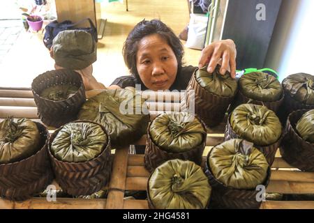 Pekerja memproduksi makanan khas imlek 'doll' atau kue keranjang untuk perayaan tahun Baru Imlek di Bogor, Jawa Barat, Indonesia, 18 gennaio 2022 Foto Stock