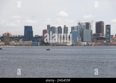 Luanda Angola - 10 13 2021: Vista al centro della città di Luanda, moderni grattacieli, baia, porto di Luanda, edifici marginali e centrali, fiche Foto Stock