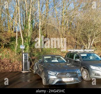 Auto Mercedes-Benz di classe e a pagamento presso un punto di ricarica pubblico nel parcheggio del centro di sport acquatici nel Muirshiel Country Park a Lochwinnoch. Foto Stock