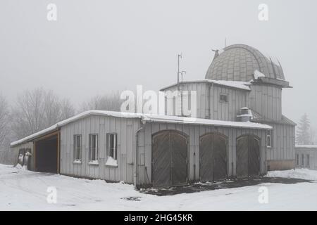 Sonneberg, Germania. 13th Jan 2022. Un edificio di osservazione con una cupola telescopica dell'osservatorio di Sonneberg. Alcuni edifici dell'osservatorio di Sonneberg sono in fase di ristrutturazione o sono ancora in attesa dell'approvazione del rinnovo in conformità con l'ordine di conservazione. Credit: Daniel Vogl/dpa/Alamy Live News Foto Stock