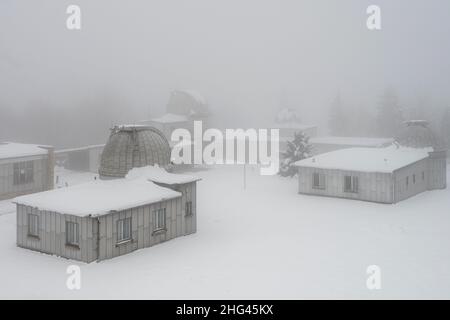 Sonneberg, Germania. 13th Jan 2022. Vista di quattro delle sette cupole telescopiche dell'osservatorio di Sonneberg. Alcuni edifici dell'Osservatorio Sonneberg sono in fase di ristrutturazione o sono ancora in attesa di approvazione per la ristrutturazione in conformità con l'ordine di conservazione. Credit: Daniel Vogl/dpa/Alamy Live News Foto Stock