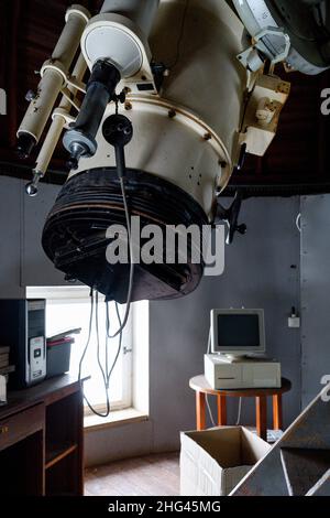 Sonneberg, Germania. 13th Jan 2022. Un astrografo dell'osservatorio di Sonneberg viene utilizzato per fotografare il cielo notturno mediante piastre fotografiche. Alcuni edifici dell'Osservatorio Sonneberg sono in fase di ristrutturazione o sono ancora in attesa di approvazione per la ristrutturazione in conformità con l'ordine di conservazione. Credit: Daniel Vogl/dpa/Alamy Live News Foto Stock