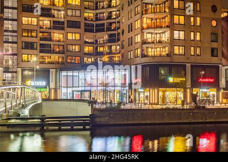 Alkmaar, Paesi Bassi - 10 novembre 2021: Vista in un moderno centro commerciale con appartamenti in cima al tramonto nel centro della città di Alkmaar, Foto Stock