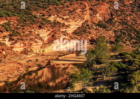Tumblagooda, un promontorio di arenaria a fasce rosse e bianche, nella gola del fiume Murchison nel Parco Nazionale di Kalbarri Foto Stock
