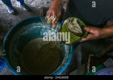 Pekerja memproduksi makanan khas imlek 'doll' atau kue keranjang untuk perayaan tahun Baru Imlek di Bogor, Jawa Barat, Indonesia, 18 gennaio 2022 Foto Stock