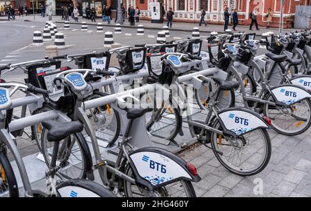Mosca, Russia - 25 settembre 2019: Noleggio biciclette per la condivisione per i turisti alla stazione di mosca., City Bikes. Foto Stock