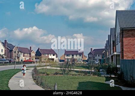 Nuovo alloggio in un cul-de-sac a Crawley ‘New Town’, West Sussex, Inghilterra, Regno Unito nel 1966. Questo sviluppo privato con case in vendita era una caratteristica meno comune nei 14 sobborghi sviluppati per creare la 'nuova città' del dopoguerra. La maggior parte delle case e degli appartamenti sono stati finanziati con fondi pubblici. Dopo la seconda guerra mondiale, al fine di delocalizzare coloro che vivono nelle abitazioni povere o bombardate di Londra, un gran numero di persone e di posti di lavoro sono stati spostati in nuove città intorno alla se Inghilterra e Crawley è stata la prima di queste – una fotografia d’epoca del 1960s. Foto Stock