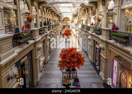 Mosca, Russia - 25 settembre 2019: Centro commerciale antico e architettonico nella piazza rossa di Mosca con negozi e gente. Foto Stock