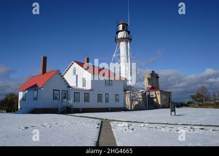 Whitefish Point Lighthouse in autunno con la neve in anticipo. Foto Stock