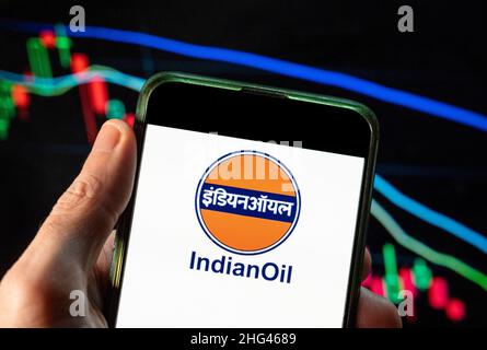 Cina. 09th Dic 2021. In questa foto è illustrato il logo della compagnia petrolifera indiana visualizzato su uno smartphone con un grafico dell'indice delle borse economiche sullo sfondo. (Foto di Budrul Chukrut/SOPA Images/Sipa USA) Credit: Sipa USA/Alamy Live News Foto Stock