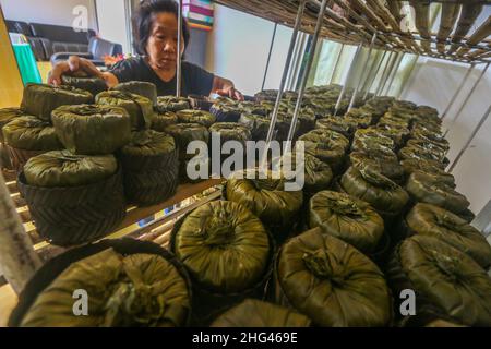 Pekerja memproduksi makanan khas imlek 'doll' atau kue keranjang untuk perayaan tahun Baru Imlek di Bogor, Jawa Barat, Indonesia, 18 gennaio 2022 Foto Stock